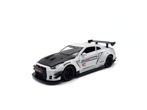 Nissan GTR 1:24 Die-Cast Collectible Model – White