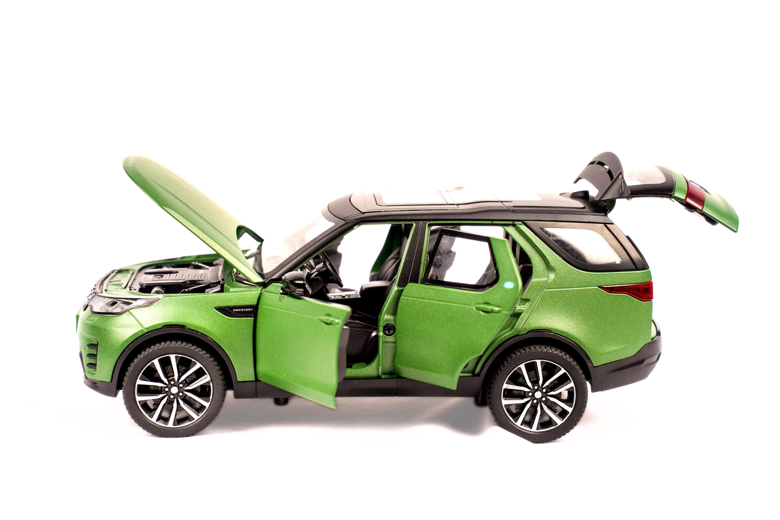 Range Rover Discovery 1:24 Die Cast Model- Green - Image 3