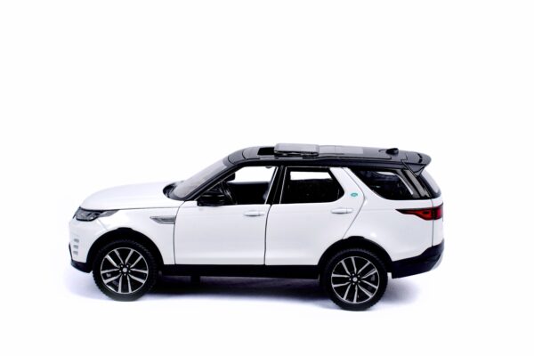 Range Rover Discovery 1:24 Die Cast Model-White