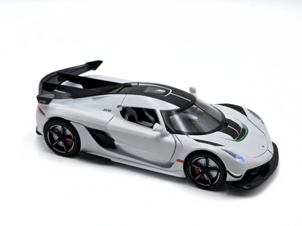 Koenigsegg Jesko 1:24 Die-Cast Model – White