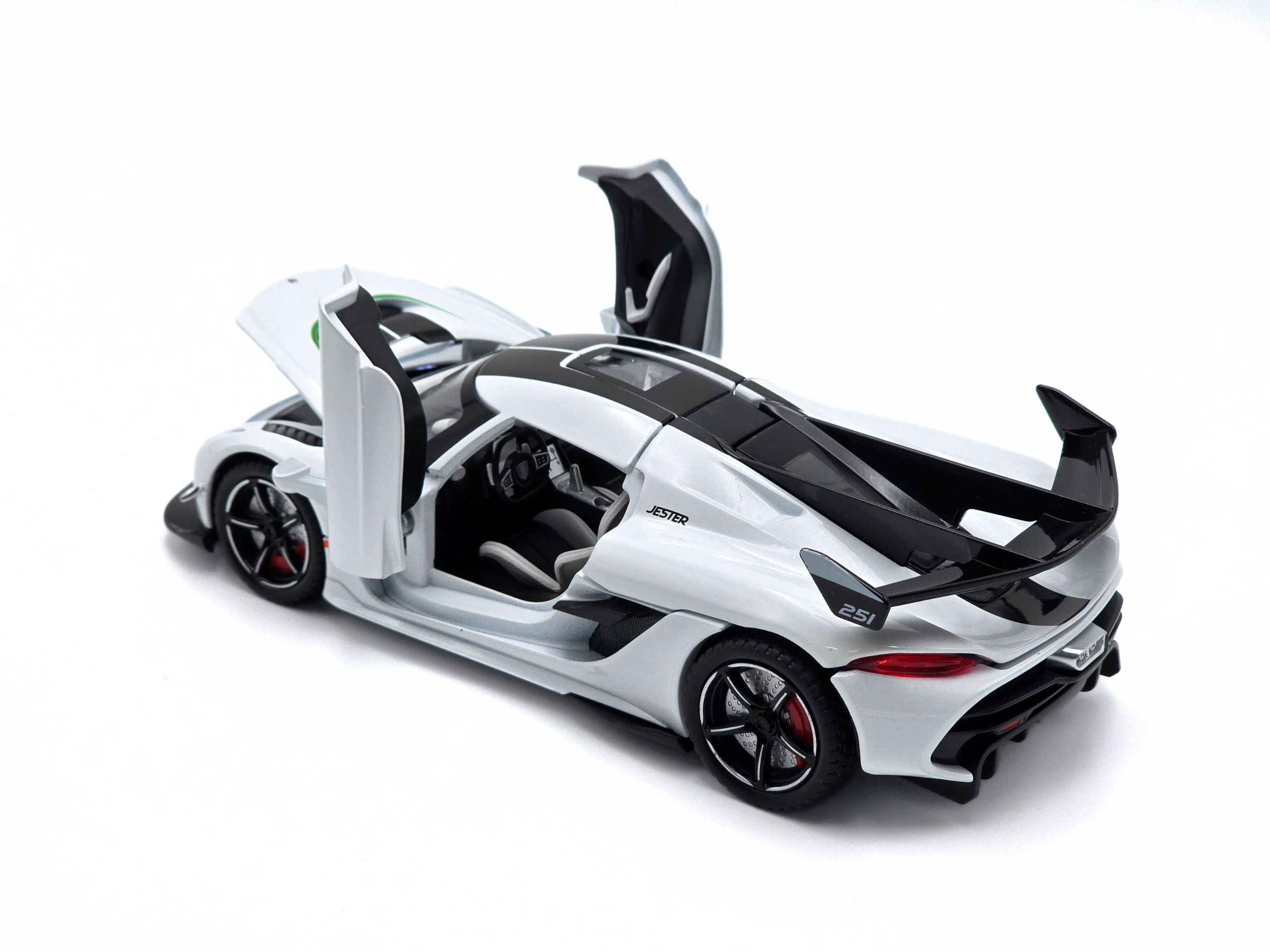 Koenigsegg Jesko 1:24 Die-Cast Model - White - Image 3